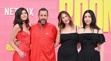 Un tată mândru și o familie superbă! Fiicele lui Adam Sandler au strălucit pe covorul roșu, dar ținuta lui a devenit virală. Cum s-a îmbrăcat „Regele comediei”