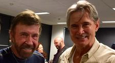 „Te iubesc, frate. Odihnește-te în pace”. Chuck Norris, mesaj plin de durere după moartea prietenului său, actorul și cascadorul Richard Norton. Starul din seria „Mad Max” a murit la vârsta de 75 de ani
