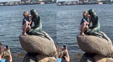 Imaginile virale cu turista care sărută statuia Micii Sirene, în Copenhaga: „Toată lumea se uita foarte confuză”