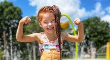 La șase ani, are deja un abdomen cu pătrățele. Părinții fetei sunt certați pe internet: „Ați lipsit-o de copilărie”