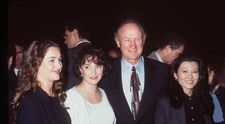 Fiicele lui Gene Hackman, surprinse cu zâmbetul pe buze în timp ce ieșeau dintr-o cafenea, la o zi după ce tatăl lor și soția lui au fost găsiți morți în casă. Ce declarații au făcut Elizabeth și Leslie: „Moartea lui nu a fost șocantă, pentru că avea 95 de ani”