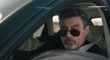 I-au murit mama și soacra, dar a mers să filmeze pentru o nouă producție. Cum s-a regăsit actorul Ian McShane în rolul său din „American star”