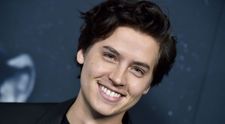 Cole Sprouse s-a fotografiat gol pușcă în oglindă. Ce reacții a stârnit pe internet