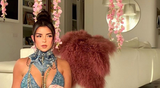 Ultima fiță a verii: costumul de baie cu guler. Demi Rose, cu lanțuri și cizme înalte cu toc, pregătită pentru plajă