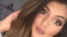 Si-a umezit parul si l-a infasurat pe fasii de folie de aluminiu. Cum arata podoaba ei capilara dupa cateva ore