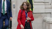 Ministrul Poliției din Marea Britanie a rămas fără geantă în timp ce ținea un discurs despre infracționalitate și creșterea numărului de furturi