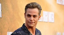 Chris Pine, de nerecunoscut în cel mai nou rol! Cum a fost surprins pe platourile de filmare