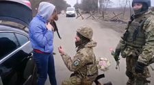 Cerere în căsătorie inedită pe timp de război. Ce a pus la cale un soldat ucrainean ca să-și surprindă iubita