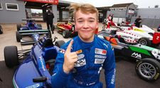 Cine e puștiul care concurează cu ambele picioare amputate în Formula 3 britanică, după un teribil accident