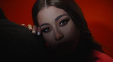 Nicole Cherry e însărcinată! Artista a făcut anunțul odată cu lansarea clipului „Scrie-mi pe suflet”