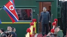 Trenul opulenței! Dictatorul Kim Jong-un călătorea acompaniat de mâncăruri fine, băutură scumpă și femei frumoase