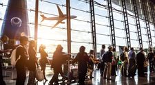 O femeie s-a prezentat în aeroport în costum de baie, dar cu mască pe față