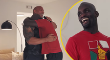 VIDEO Dwayne Johnson a făcut cadou propriul apartament unui luptător UFC care dormea pe canapea, la sală