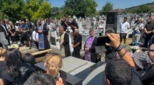 FOTO/ Imagini de la înmormântarea lui Mihai Leu. Soția și fiul nu s-au desprins de sicriu. Detaliul emoționant de la cimitir