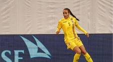 Ea este cea mai frumoasă fotbalistă din România. A lăsat ghetele deoparte și a venit în direct, la tv