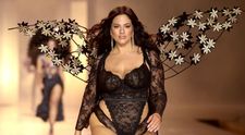 A făcut milioane datorită formelor sale voluptoase, iar acum condamnă femeile care iau medicamente pentru slăbit. Modelul plus size care nu vrea să renunțe la kilogramele în plus