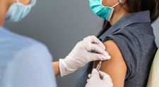 Un bărbat vinde brațe false pe internet pentru cei care nu vor să se vaccineze