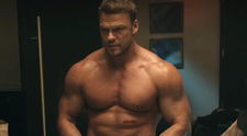 După ce și-a rupt vecinul în bătaie, Alan Ritchson pretinde că un semn de la Dumnezeu l-a salvat de la închisoare. Ce dezvăluie actorul de 1,91 m și 108 kg