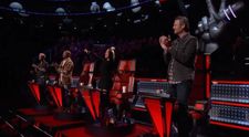 E unul dintre duelurile care vor ramane in istoria show-ului The Voice. Cei patru jurati i-au aplaudat in picioare