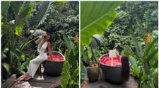 Imagini din Paradis! Ramona Gabor s-a lăsat filmată în timp ce se îmbăia într-o cadă cu petale de flori, în mijlocul naturii: „Oare visez?”