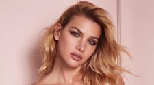 Gabriela Iliescu, apariție răvășitoare în costum de baie. Cum a pozat românca pe nisipul fierbinte din Dubai