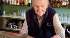La 100 de ani, bunica Anna lucrează barista în propria cafenea. Care este secretul longevității sale