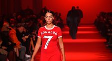 Georgina Rodriguez, ironizată de internauți după ce a defilat pe catwalk-ul de la Paris Fashion Week: „Așa merg eu când mă grăbesc să prind avionul”