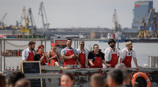 Momentul adevărului la Masterchef! Oaspeții votează între cele două echipe. Cine câștigă? Echipa albastră sau echipa roșie? ”Făceam cruce cu limba-n gură și mă rugam la Dumnezeu!”
