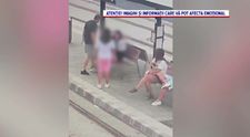 Două minore au fost bătute de un bărbat în stația de tramvai. Camerele de supraveghere au surprins scenele de groază