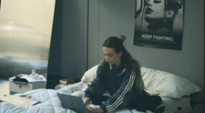 24 de ore încuiată într-o vitrină, un milion de priviri: Bianca Tilici și experimentul artistic 