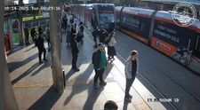 Momentul în care o femeie este salvată din fața tramvaiului, în ultima clipă. Tânăra era distrasă de muzica din căști