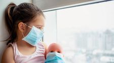Simptomele copiilor cu COVID-19 pot fi diferite de cele ale adulților! La ce să fim atenți, mai ales când va începe școala