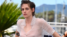 Din nou, Kristen Stewart a încălcat codul vestimentar de la Cannes. Apariția rebelă de pe covorul roșu, cu teniși și pantaloni scurți