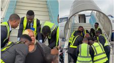 Are nevoie de o armată de oameni să o urce în avion. Femeia care trece printr-un calvar de fiecare dată când călătorește: ce a pățit în copilărie