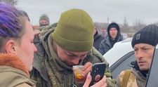 Momentul emoționant când un soldat rus este capturat de ucraineni! Primește mâncare și e lăsat să-și sune familia