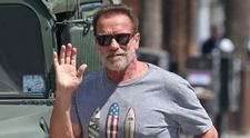 Arnold Schwarzenegger, vaccinat anti-COVID din mașină: „Veniți cu mine dacă vreți să trăiți”