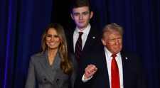 Explicația bizară a lui Donald Trump pentru înălțimea lui Barron, de 2.03 m! O poză cu copiii lui a devenit virală. ”Este gigant”