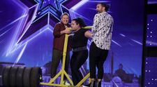 Românii au talent, sezonul 9: Adriana Geamănu, cea mai puternică femeie din România, i-a luat pe sus pe Smiley și Bartoș