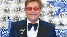 Elton John, despre prima experiență amoroasă: ”Aveam 23 de ani și managerul a rupt hainele de pe mine”