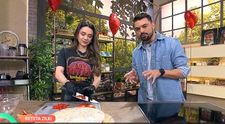 Miruna Lica a pregătit kebap de casă la Vorbește Lumea. Rețeta virală care se face simplu, la tavă