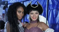 Diana Dumitrescu are rol de sirena, iar Laurette e atacata de pelicani, la Serviti, va rog