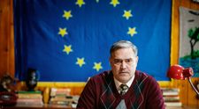 În această seară, primarul din Fierbinți e supărat că toată lumea a uitat de ziua lui: „Până diseară trebuie să-mi faceți un cadou, dacă vreți să vă iert!”
