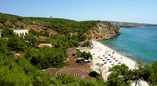 O româncă s-a întors din Thassos cu un gust amar: „De ce trebuie să accept o salată grecească cu castravete ofilit la 9€ ?”