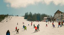 Cât costă o vacanță la schi în ianuarie 2026 în stațiunile montane din România. Cele mai aglomerate destinații
