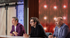 MasterChef, 14 octombrie 2025. Concurenții din bucătăria Masterchef primesc un pui întreg și poze cu Scărlătescu, Florin Dumitrescu și Bontea din tinerețe. ”Ce trebuie să facem?”