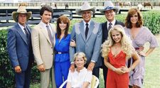Celebrul serial ”Dallas” este difuzat, din nou, în România. Seria va putea fi vizionată pe platforma online VOYO. J.R. Ewing, în acțiune din aprilie