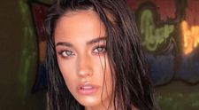 Antonia, apariție senzuală într-o ținută din latex cu spatele gol. Fanii i-au zis ”fată de ciocolată”