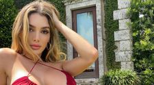 Lyna Perez, spectacol gratuit la un duș pe plajă. Modelul care întoarce toate privirile