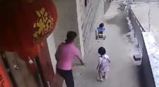 A lasat bebelusul in grija surorii lui, iar fetita a dat drumul caruciorului. Imaginile care dau fiori oricarui parinte