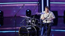 Românii au talent, 27 martie 2026. Andrei Crisztea, toboșarul care a colaborat cu Alexandra Stan și Lora și care, în prezent, cântă alături de Mario Fresh, moment incendiar pe scena talentelor: „Tot ce s-a cântat a fost corect”
